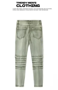 Jean slim pour homme style biker avec genoux plissés et délavage rétro streetwear.
