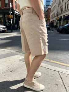 Short en denim beige homme effet usé détail, bords frangés streetwear été cinq quarts.