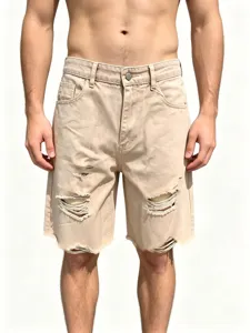 Gros plan sur les détails d'un short en denim pour homme avec genoux déchirés.