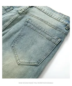 Detail de la poche arriere de jean slim homme dechire, delavage clair style vintage.