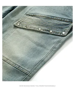 Detail jean homme slim stretch moto, pantalon en denim usee vintage avec clous et plis.