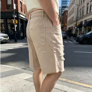 Short en jean kaki homme destroy avec bords francs style streetwear décontracté été bermuda.