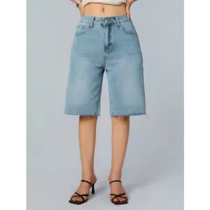 Short en jean bleu clair femme, taille haute ourlet effiloché style décontracté pour été.