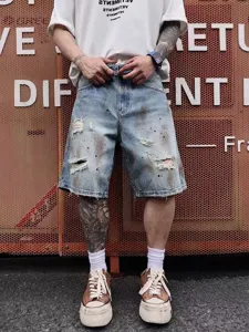 Short en jean dechire pour homme, jean lave retro avec taches de peinture pour ete streetwear.