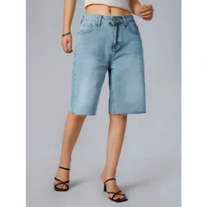 Short en jean bleu clair pour femme, bermuda casual effiloché parfait pour l'été et le printemps.