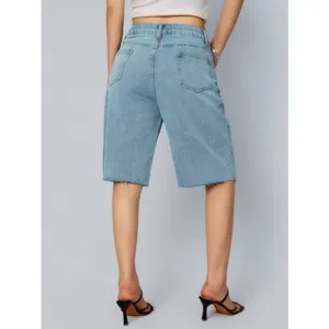 Vue arrière de short en jean bleu clair avec ourlet effrangé et poches pour femmes.