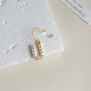 18K vergoldete Mikro-Pave-Zirkon-Buchstaben-U-Ohrringe Nischen-Designer minimalistischer Schmuck