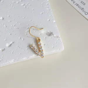 Vergoldeter Ohrring mit Zirkonia im V-Design, exquisite Detailansicht für elegante Looks.