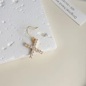 Exquisites 18K vergoldetes Mikro-Pave Zirkonia Buchstabe X Ohrring Detailansicht Design.