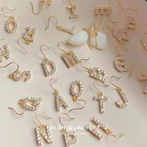 Detailansicht vergoldete Zirkonia Buchstaben Ohrringe, einzigartiger DIY Modeschmuck.