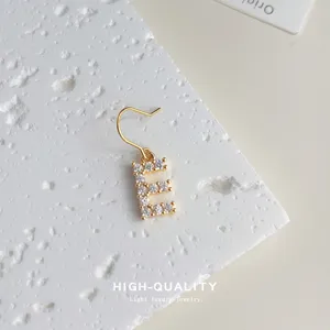 Vergoldeter Zirkonia Initialen Buchstabe E Ohrring für Damen, moderner minimalistischer Schmuck.