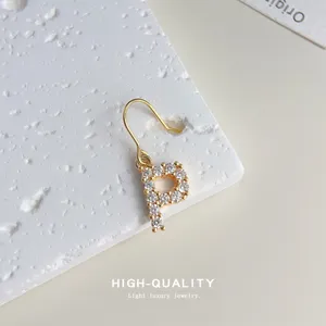 Zarte 18K vergoldete Buchstabe P Ohrringe mit Zirkon, minimalistisches elegantes Design.