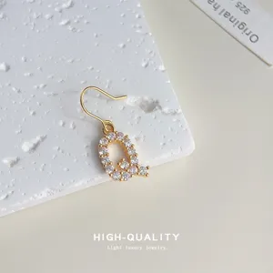 18K vergoldete Zirkonia Buchstabe Q Ohrringe, modischer Nischen-Schmuck für Damen.