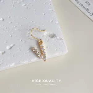 Vergoldete Zirkonia Buchstabe V Hängeohrringe Minimalistischer Eleganter Schmuck