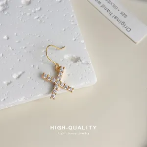 Vergoldete Zirkon Buchstabe X Ohrringe, edles Nischen-Design, elegante filigrane Ohrschmuck.