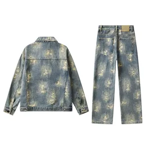 Ensemble veste et pantalon en jean délavé style rétro streetwear américain pour homme.