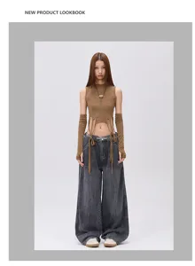 Detailansicht der retro gewaschenen und modischen Jeans mit sehr weitem Beinschnitt.