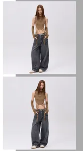 Detailansicht vintage gewaschene distressed baggy weite Jeans, lässige bequeme Denim Hose.