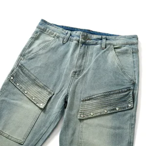 Jean moto en denim use pour homme avec poches cargo et details rivets style tendance.