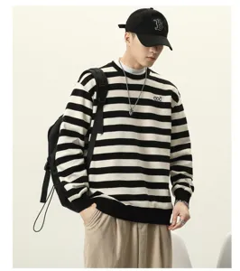 Détail du sweat-shirt à col ras du cou rayé noir et blanc pour hommes et femmes en automne.