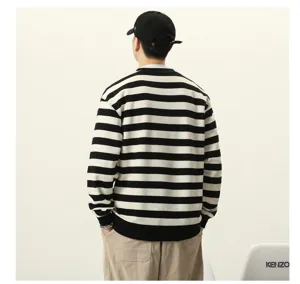 Vue de dos d'un sweat-shirt ample et décontracté à rayures noires et blanches pour homme et femme.