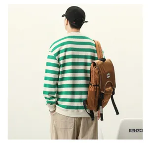 Vue arrière détaillée d'un sweat-shirt rayé vert et blanc pour homme de style rétro.