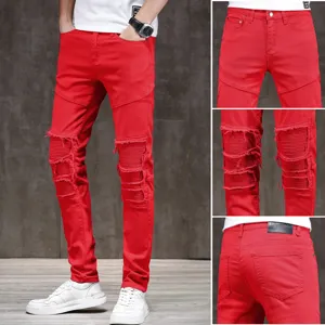 Nahaufnahme roter Biker-Jeans mit abgenutzten Knien, gerippten Einsätzen und Gesäßtasche.
