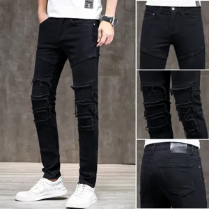 Schwarze Biker Herrenjeans mit Destroyed-Effekten, Kniefalten und elastischem Denimstoff.