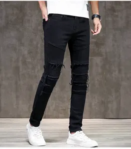 Schwarze Biker Jeans für Herren, elastische Destroyed Denim Hose mit coolen Patches.