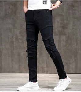 Schwarze Biker-Jeans für Herren im Slim Fit Stil mit stylischen Knie-Faltendetails.