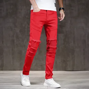 Rote Biker Herren Jeans mit Destroyed Effekten und stylischen Knie Falten für Freizeit.