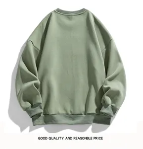 Vista detallada de la sudadera con cuello redondo forrada de felpa para hombre con puños.