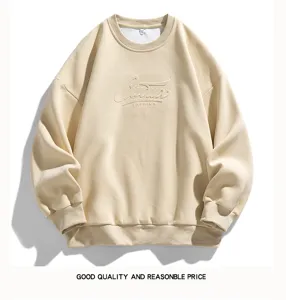 Vista detallada de la sudadera de felpa beige, con logotipo en relieve en el pecho y puños acanalados.
