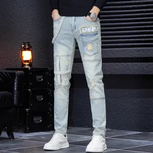 Vaqueros cargo de corte slim fit para hombre con lavado claro, bolsillos y correas.