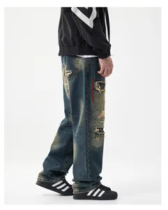 Detail-Seitenansicht der retro blauen, distressed Patchwork Streetwear Jeans für Herren.