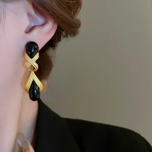 Vintage Kreuz Tränen Harz Ohrringe für Damen, elegante gold und schwarze Mode Ohrstecker.