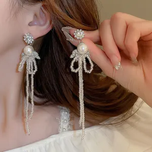 Eleganti orecchini pendenti con perle floreali e nappe di perline, gioielli argento.