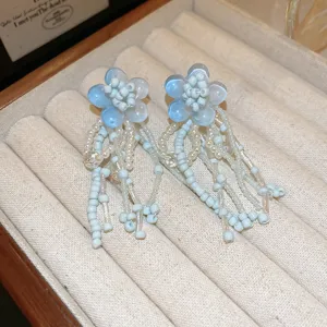 Orecchini pendenti con fiori di perline azzurre e nappe delicate per stile estivo donna