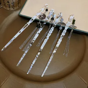 Détail épingle à cheveux pompon style chinois, bâtonnet acrylique transparent avec pendentifs.