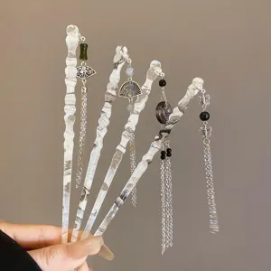 Détail exquis de bâton à cheveux de style chinois avec pampilles et pendentif éventail.