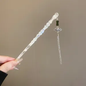 Vue détaillée du bâton de cheveux de style chinois avec gland d'éventail, accessoire.