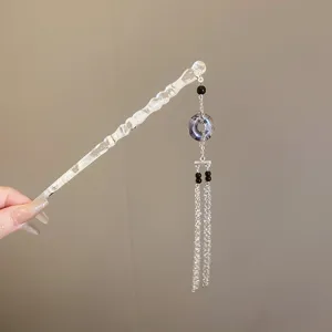Élégant pic à cheveux style chinois avec glands délicats et détails de chaîne pour femmes.