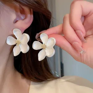 Chic white flower stud earrings featuring elegant golden stamens, perfect for daily wear.