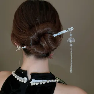 Vue détaillée de l'épingle à cheveux éventail gland style chinois, accessoire élégant.