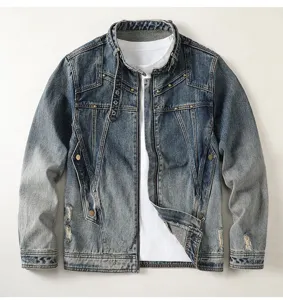 Nahaufnahme Detail der Vintage blauen Herren Jeansjacke mit Stehkragen und Metallakzenten.