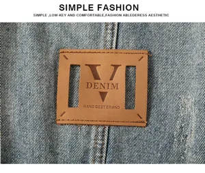 Nahaufnahme der Jeansjacken-Rückenaufnäher-Details mit vintage blauem Stoff und Logo.