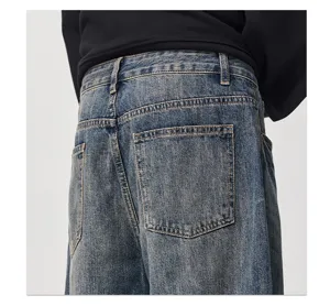 Dettaglio posteriore di jeans uomo effetto vissuto con vestibilità comoda e taglio ampio.