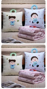 Set cuscino-coperta portatile in policotone con ricamo di cartoni animati e design pieghevole.
