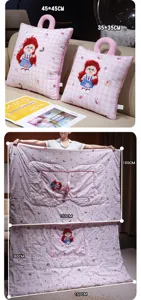 Cuscino pieghevole a quadri rosa con ricamo di bambola, coperta da viaggio pratica 2 in 1.