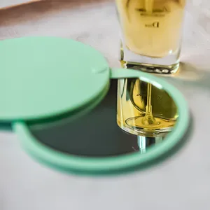 Mintgroene draagbare zak opvouwbare spiegel, compacte ronde sliding cosmetische make-upspiegel.